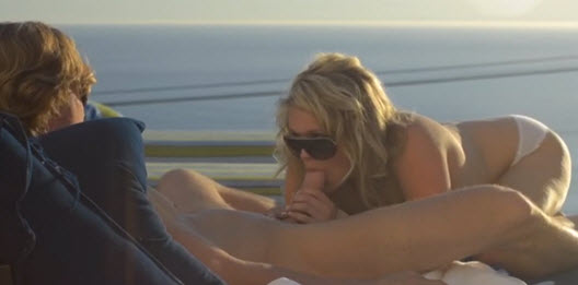 Блондинка в солнечных очках отсасывает фаллос на пляже